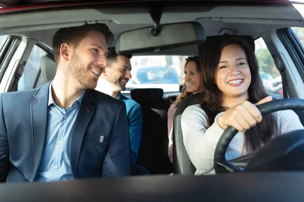 Grupp Glada Vänner Som Har Roligt Bilen — Stockfoto