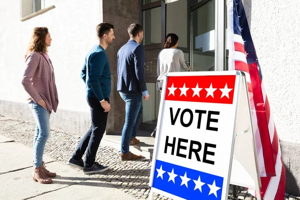 Group Young People Standing Entrance Voting Room — Stock Photo, Image