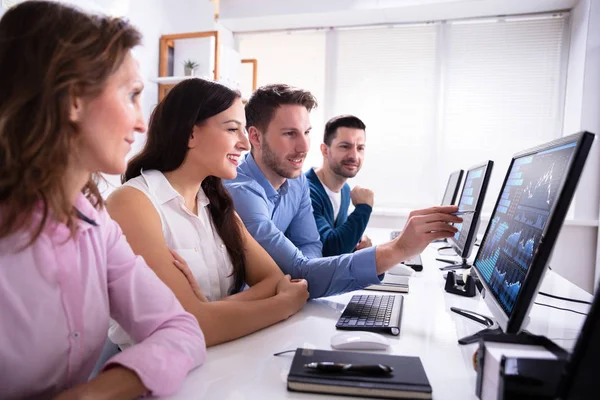 Corredor Bolsa Jóvenes Empresarios Analizando Gráfico Computadora Lugar Trabajo — Foto de Stock