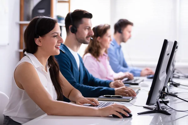 Happy Young Kund Service Chefer Använder Hörlurar Som Arbetar Call — Stockfoto