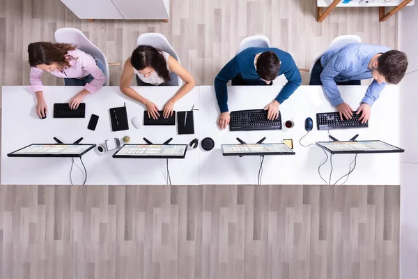 Jóvenes Empresarios Analizan Gráfico Gantt Computadora Lugar Trabajo — Foto de Stock