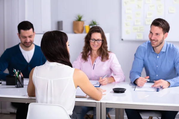 Joven Empresaria Sentada Entrevista Trabajo Oficina — Foto de Stock