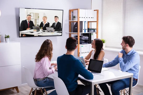 Vista Trasera Los Empresarios Que Asisten Reunión Videoconferencia Oficina — Foto de Stock