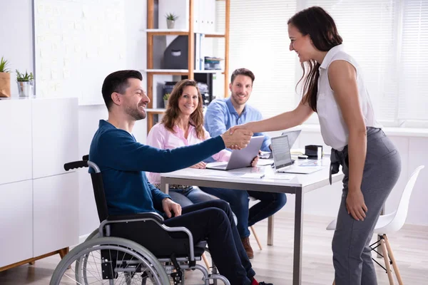 Handicapés Heureux Homme Affaires Serrant Main Avec Collègue Féminine Bureau — Photo