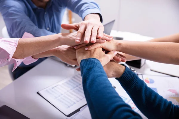 Grupo Empilhadores Empilhando Mãos Sobre Mesa Escritório — Fotografia de Stock