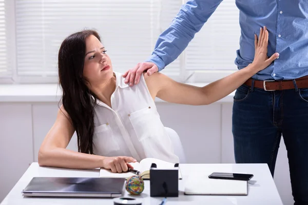 Jeune Femme Défendant Harcèlement Sexuel Par Patron Sur Lieu Travail — Photo