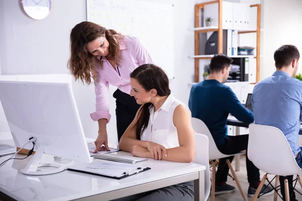 Empresaria Que Trabaja Con Sus Colegas Lugar Trabajo Oficina —  Fotos de Stock