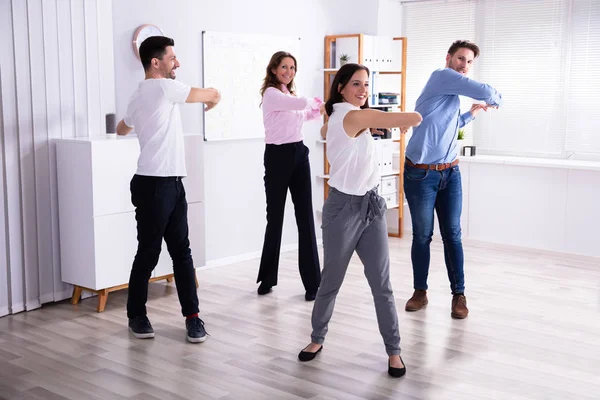 Группа Счастливых Молодых Бизнесменов Выполняющих Упражнения Растяжку Офисе — стоковое фото