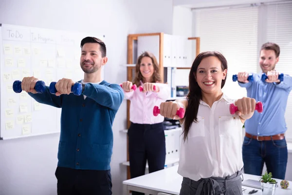 Young Businesspeople Exercising Dumbbells Office — Stock Photo, Image