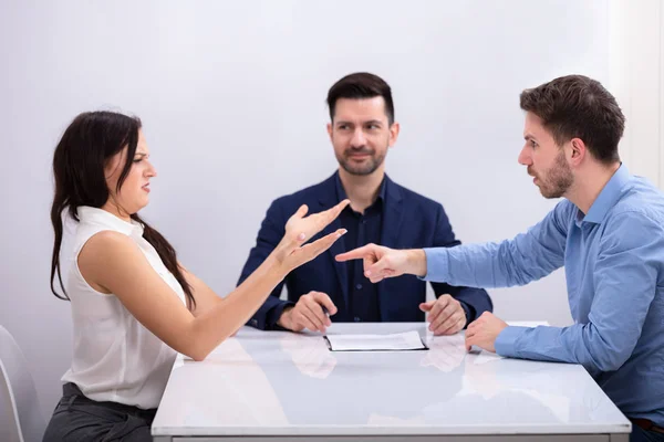 Pareja Joven Discutiendo Unos Con Otros Delante Del Juez Corte — Foto de Stock