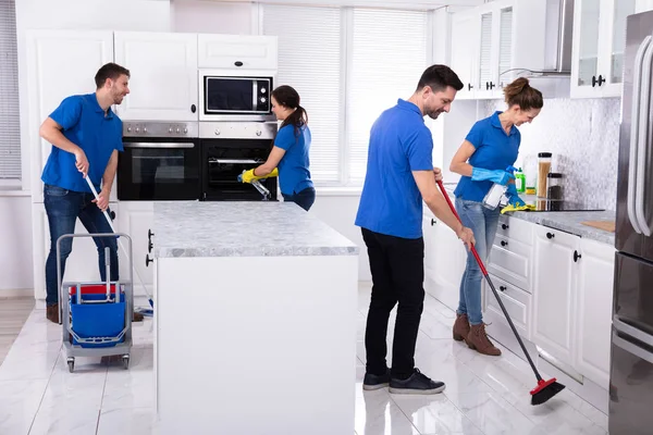 Grupo Jóvenes Conserjes Uniforme Cocina Limpieza Casa —  Fotos de Stock