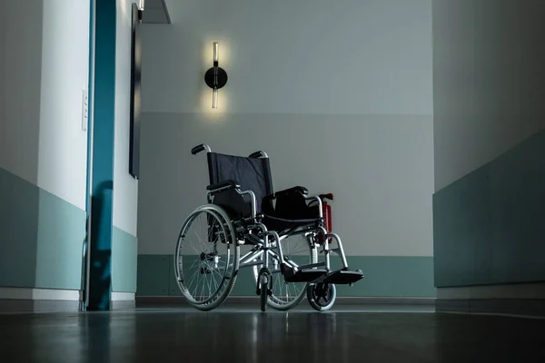 Σιλουέτα Της Κενής Αναπηρικής Πολυθρόνας Σταθμευμένο Στο Νοσοκομείο Διάδρομο — Φωτογραφία Αρχείου