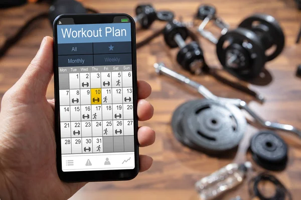 体育館内のスマートフォンでの人の手作業計画カレンダーの閉鎖 — ストック写真