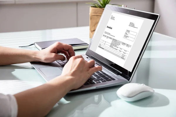 Närbild Affärskvinna Hand Kontrollera Faktura Laptop — Stockfoto