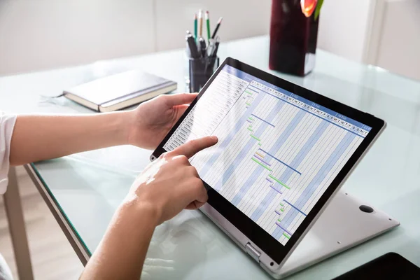 Businesspersons Hand Analyzing Gantt Chart Laptop Reflective Desk — 스톡 사진