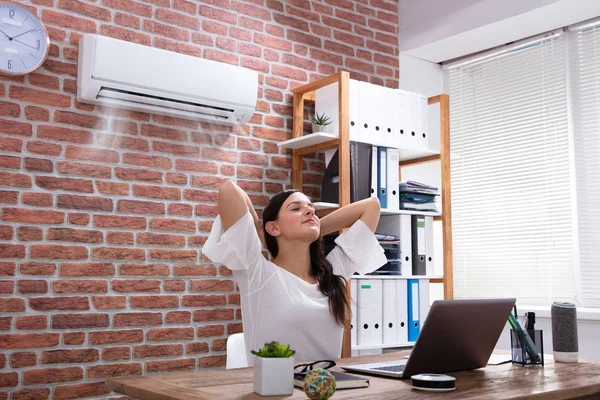 Zrelaksowany Businesswoman Ciesząc Się Chłodzenie Klimatyzatora Biurze — Zdjęcie stockowe