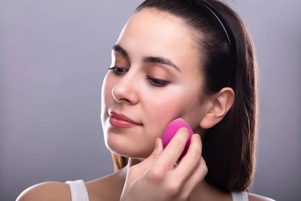 Hermosa Mujer Joven Aplicando Maquillaje Usando Esponja Licuadora Rosa —  Fotos de Stock