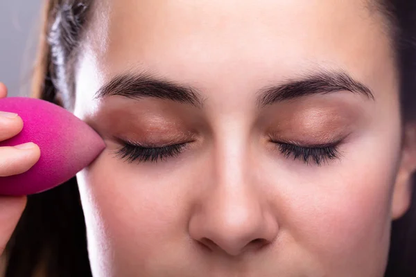 Pretty Γυναίκα Χρησιμοποιώντας Ροζ Σφουγγάρι Blender Συνθέτουν Εργαλείο Στο Πρόσωπο — Φωτογραφία Αρχείου