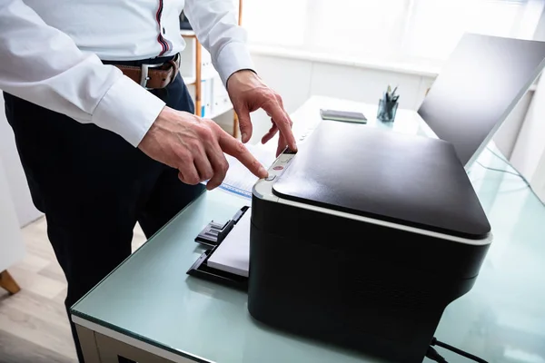 Close Van Zakenman Drukken Printer Knop Office — Stockfoto