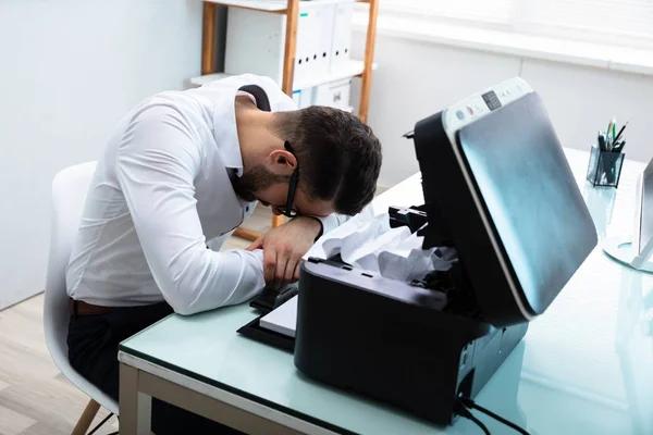 Empresário Cansado Descansando Cabeça Frente Papel Preso Impressora — Fotografia de Stock