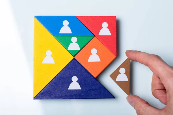 Overhead Över Personens Hand Håller Försvunnen Bit Fyrkantig Tangram Pussel — Stockfoto