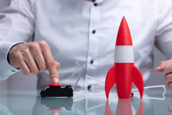 Mano Del Empresario Lanzando Cohete Presionando Botón Rojo — Foto de Stock