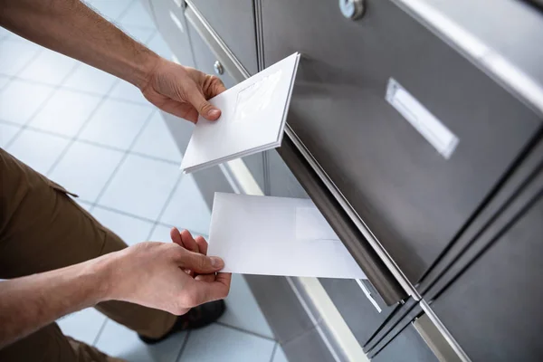 Close Das Cartas Inserção Mão Homem Caixa Correio — Fotografia de Stock