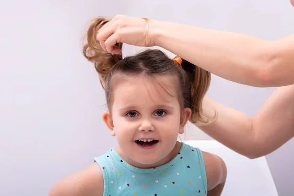 Mãe Fazendo Rabo Cavalo Para Sua Filha Sorridente — Fotografia de Stock