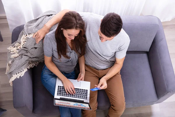 Una Vista Elevada Pareja Usando Tarjeta Débito Mientras Compra Línea —  Fotos de Stock