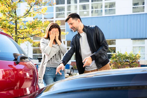 Giovane Uomo Donna Litigando Tra Loro Dopo Incidente Auto Strada — Foto Stock