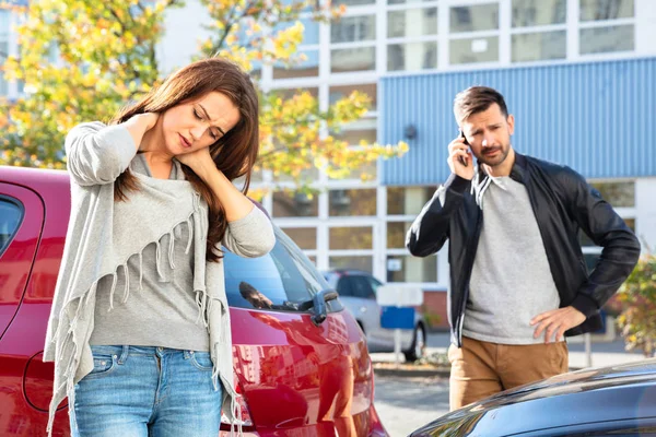 Mężczyzna Wzywa Pomoc Przed Smutną Kobietą Patrząc Uszkodzony Samochód Drodze — Zdjęcie stockowe