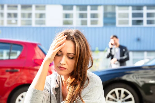 Unga Deprimerad Kvinnlig Förare Efter Trafik Olycka Sittande Väg — Stockfoto