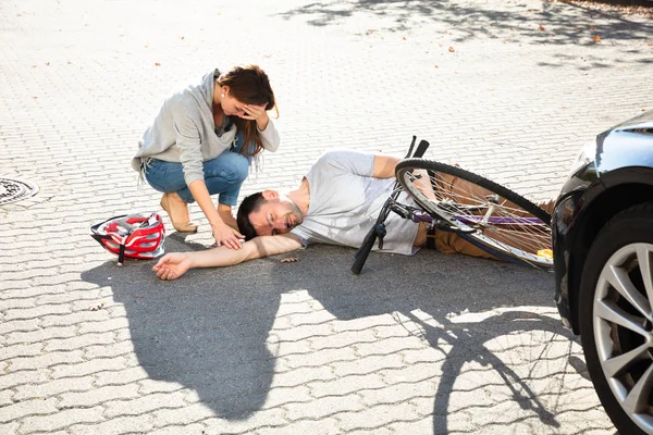 Młoda Kobieta Ogląda Nieprzytomny Rowerzysta Mężczyzna Leży Ulicy Wypadku Pobliżu — Zdjęcie stockowe