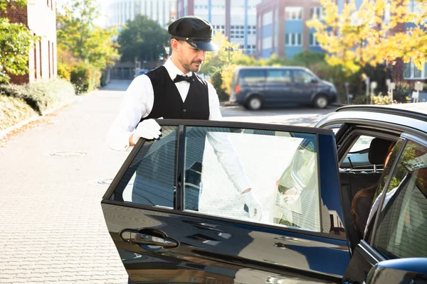 Gros Plan Main Homme Ouvrant Porte Voiture Tout Souriant Jeune — Photo