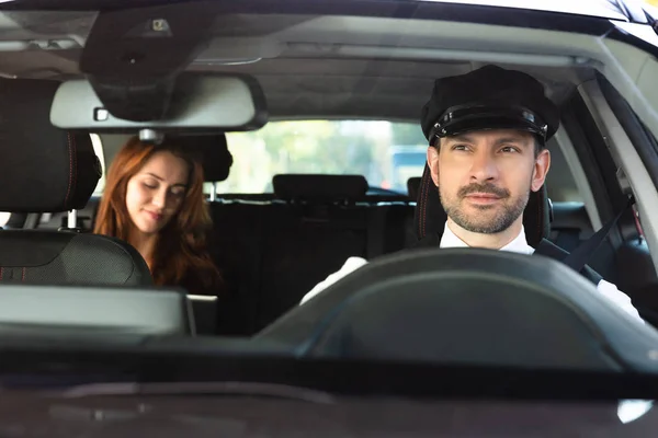 Retrato Chofer Masculino Sonriente Que Conduce Coche Con Mujer Negocios — Foto de Stock