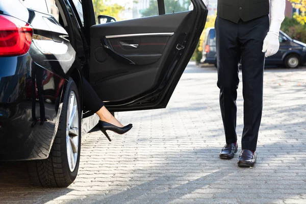 Close Dos Pés Uma Mulher Com Salto Alto Saindo Carro — Fotografia de Stock