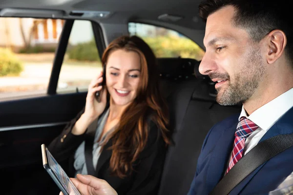 Feliz Joven Empresaria Sentada Dentro Del Coche Junto Compañero Masculino —  Fotos de Stock