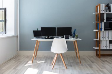 Modern İçişleri Ofisinde Bilgisayar Masada