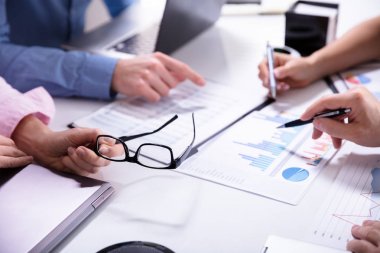 Masa Başı Veri Analizi Kağıdı ile Birlikte Çalışan İş Arkadaşlarının Yakın Çekim