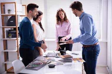 Genç İş Adamları Grubu Renk Paletini Seçerek Birlikte Çalışıyor