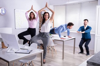 Gülümseyen Genç İş Adamları Ofiste Yoga Yapıyor