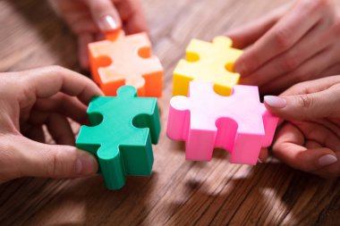 Tahta Masa Üzerinde Yapboz Çözen İş Adamlarının Yakın Çekimi