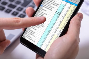Bir İşadamının Ofisteki Akıllı Telefon Raporları Hakkında Elle İnceleme Raporu