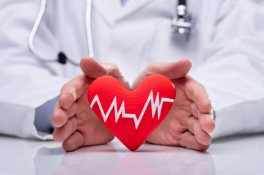 Beyaz Beat Pulse ile Kırmızı Kalp Şeklini Koruyan Erkek Doktor Elinin Yakın Çekim