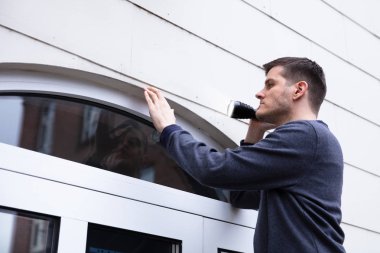 Meşale Işıklı Kapalı Kapının Kenarını İnceleyen Hizmetlinin Yan Görünümü