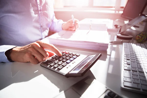 Empresário Calculando Fatura Usando Calculadora Mesa — Fotografia de Stock