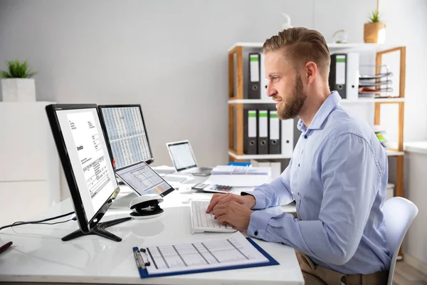 Businesspersoon Berekening Van Factuur Online Computer Office — Stockfoto