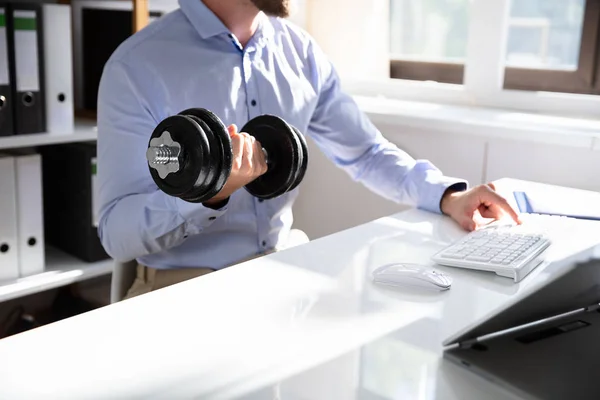 Empresário Atraente Exercitando Com Halteres Escritório — Fotografia de Stock