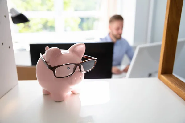 Piggybank Estante Hombre Trabajando Oficina Segundo Plano —  Fotos de Stock