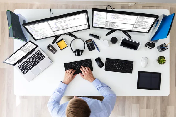 Computerprogrammierer schreibt Programmcode auf Computer im Büro — Stockbild Computerprogrammierer Schreibt Programmcode Auf Computer Büro — Stockfoto